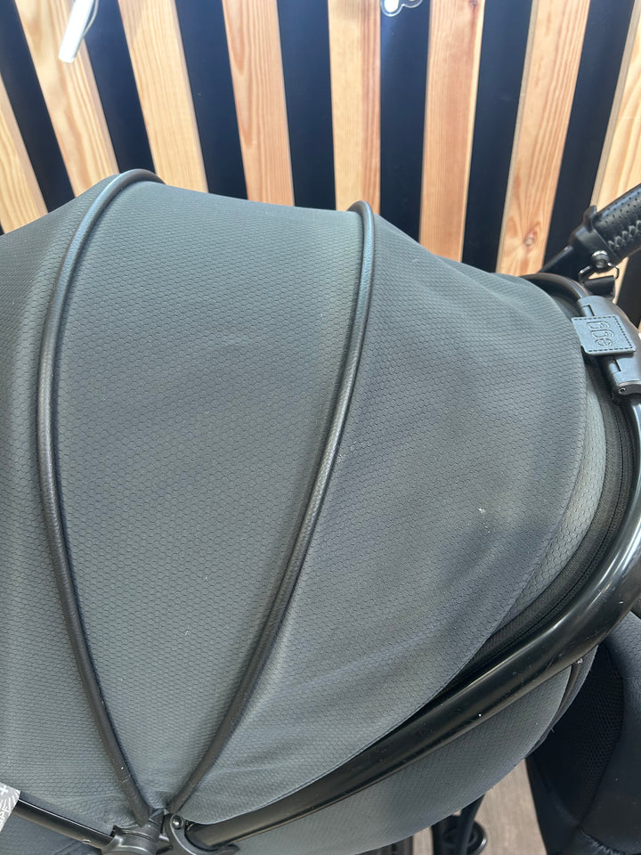 PRE LOVED egg2 Travel System - Just Black
