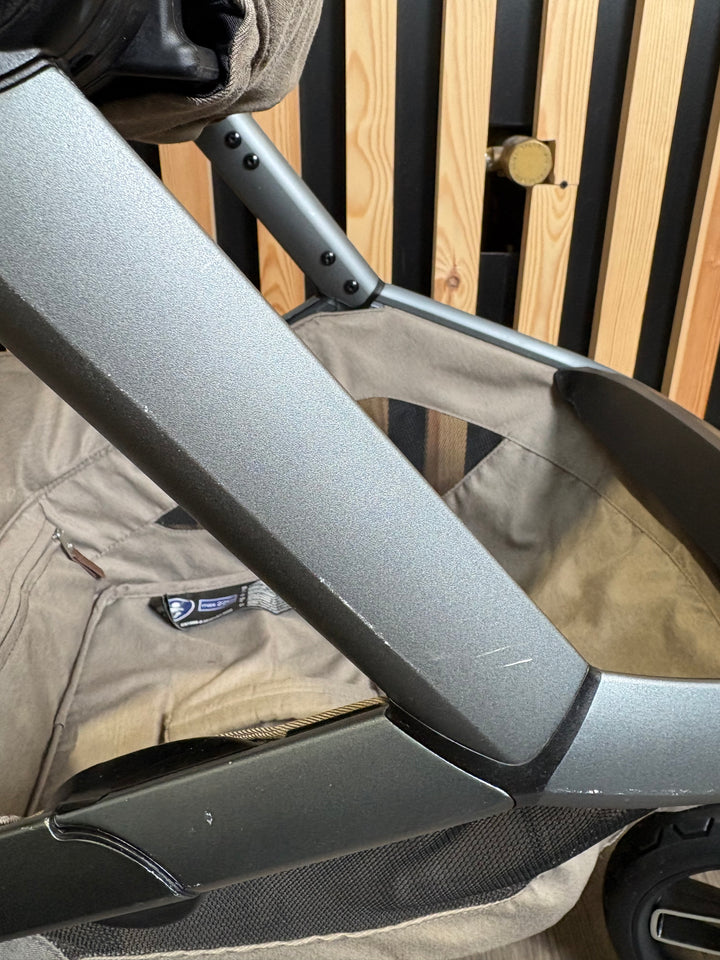 PRE LOVED Maxi-Cosi Fame Travel System - Twillic Truffle/Black Wheels