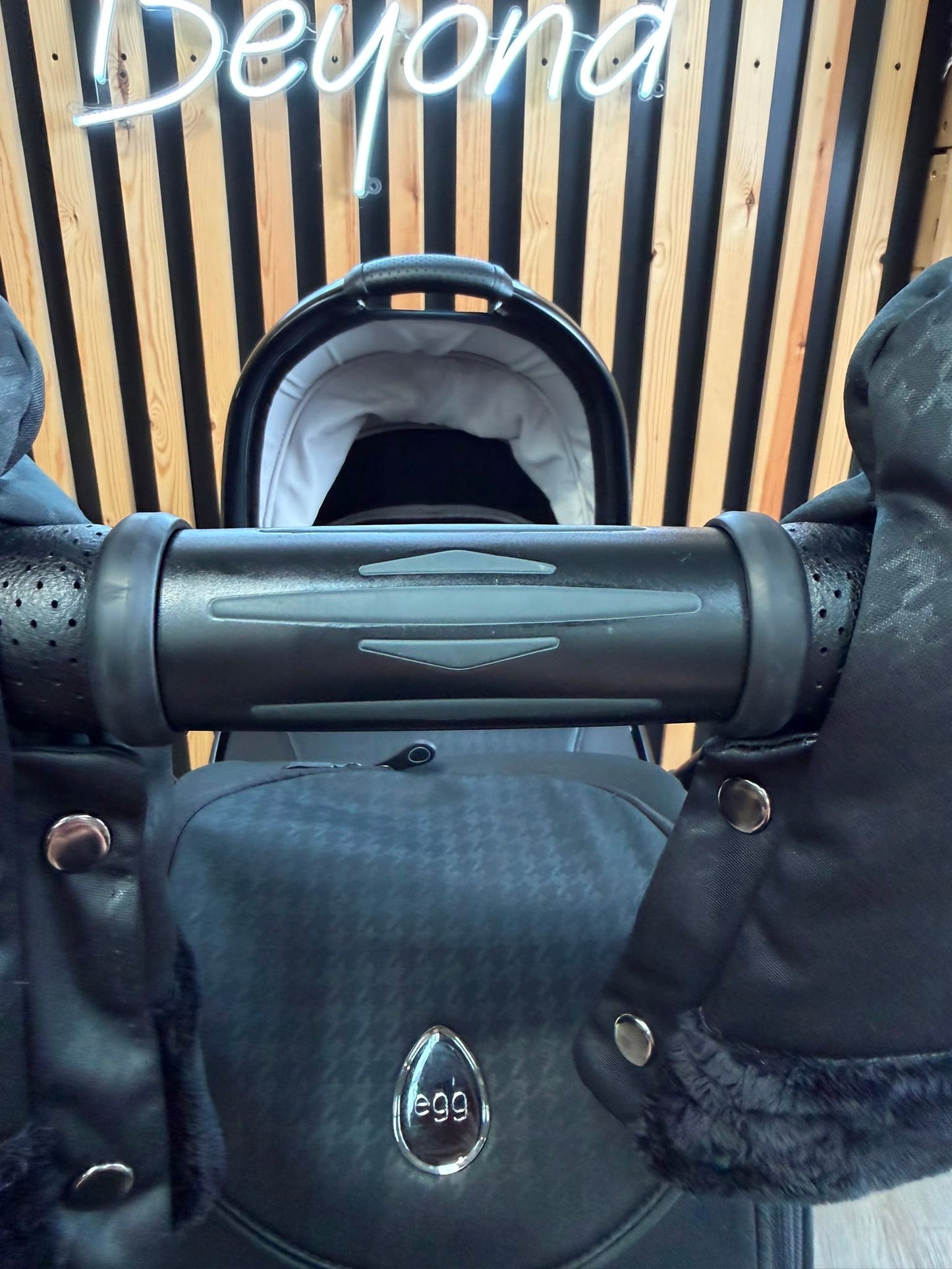 PRE LOVED egg3 Travel System - Houndstooth Black