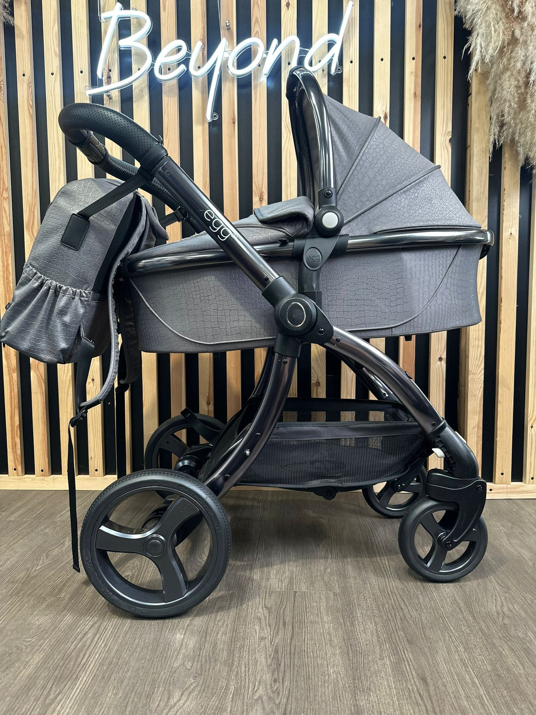 PRE LOVED egg2 Travel System - Jurassic Grey