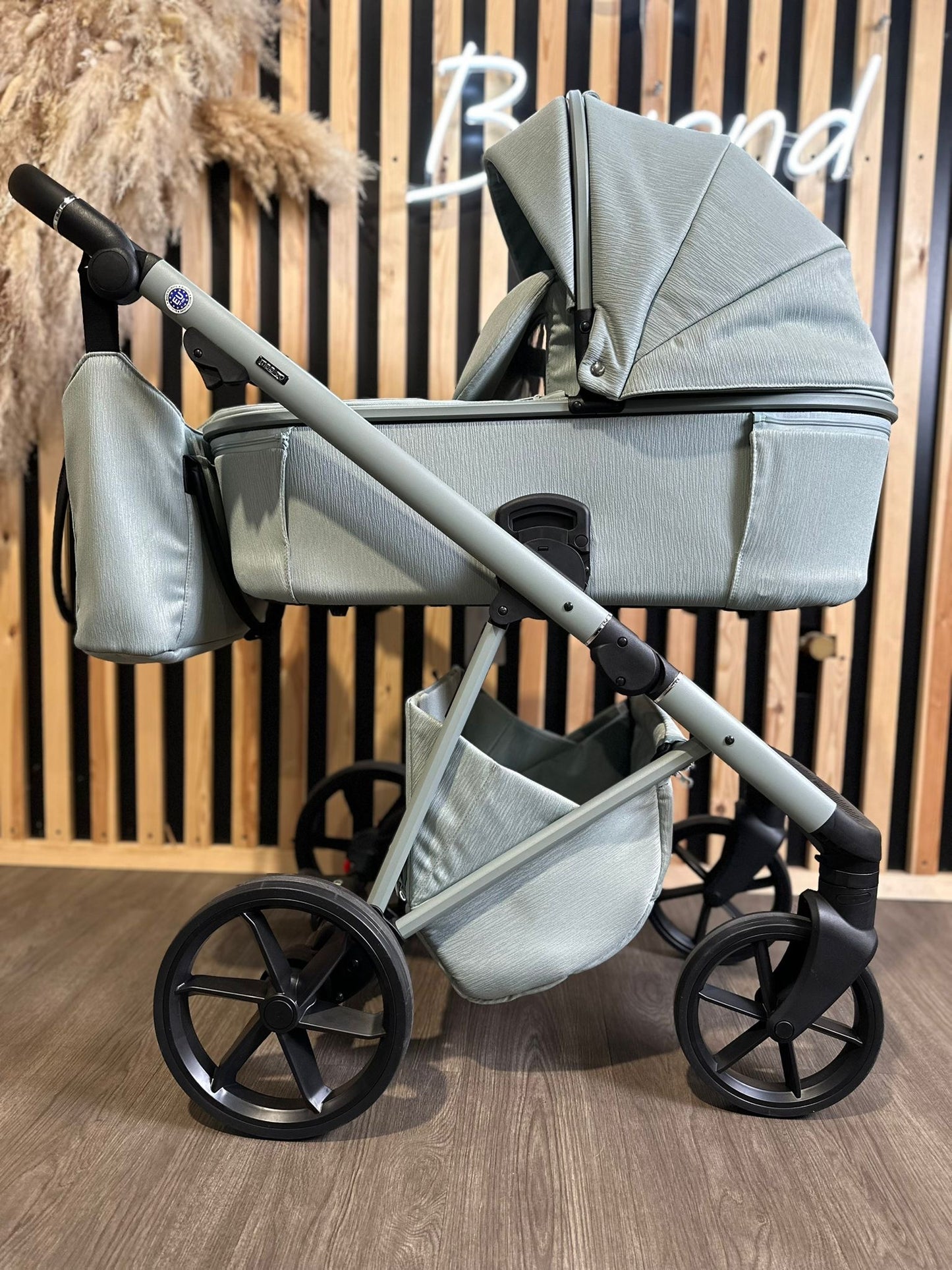 EX DISPLAY Mee-Go Milano Natura 2-in-1 Travel System – Mint