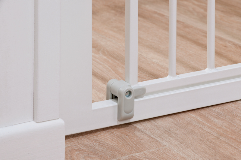 Safety 1st SecurTech Auto Close Metal Gate - White