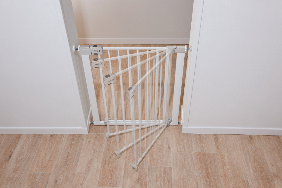 Safety 1st SecurTech Auto Close Metal Gate - White