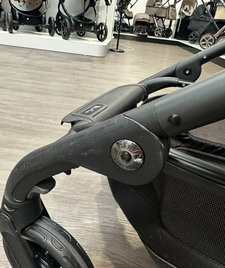 PRE LOVED Silver Cross Wave ONYX Chassis + Wheels