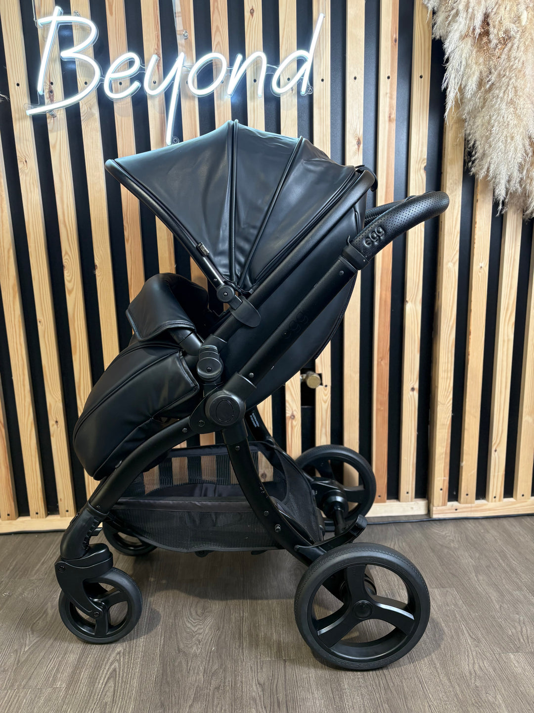 PRE LOVED egg2 Travel System - Stealth
