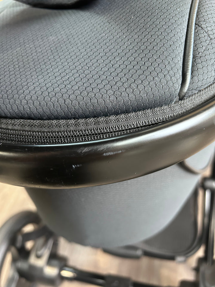 PRE LOVED egg2 Travel System - Just Black