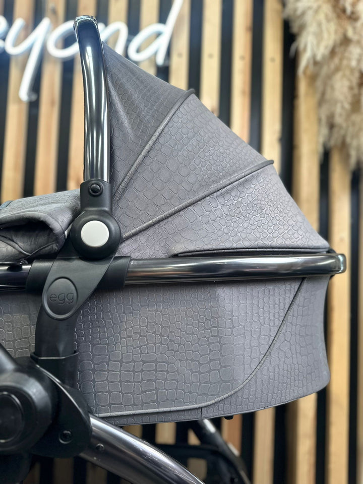 PRE LOVED egg2 Travel System - Jurassic Grey