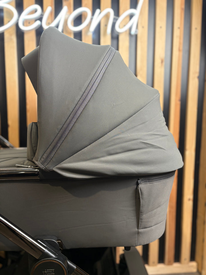 PRE LOVED Venicci Tinum Upline 2in1 Travel System - Lava SE