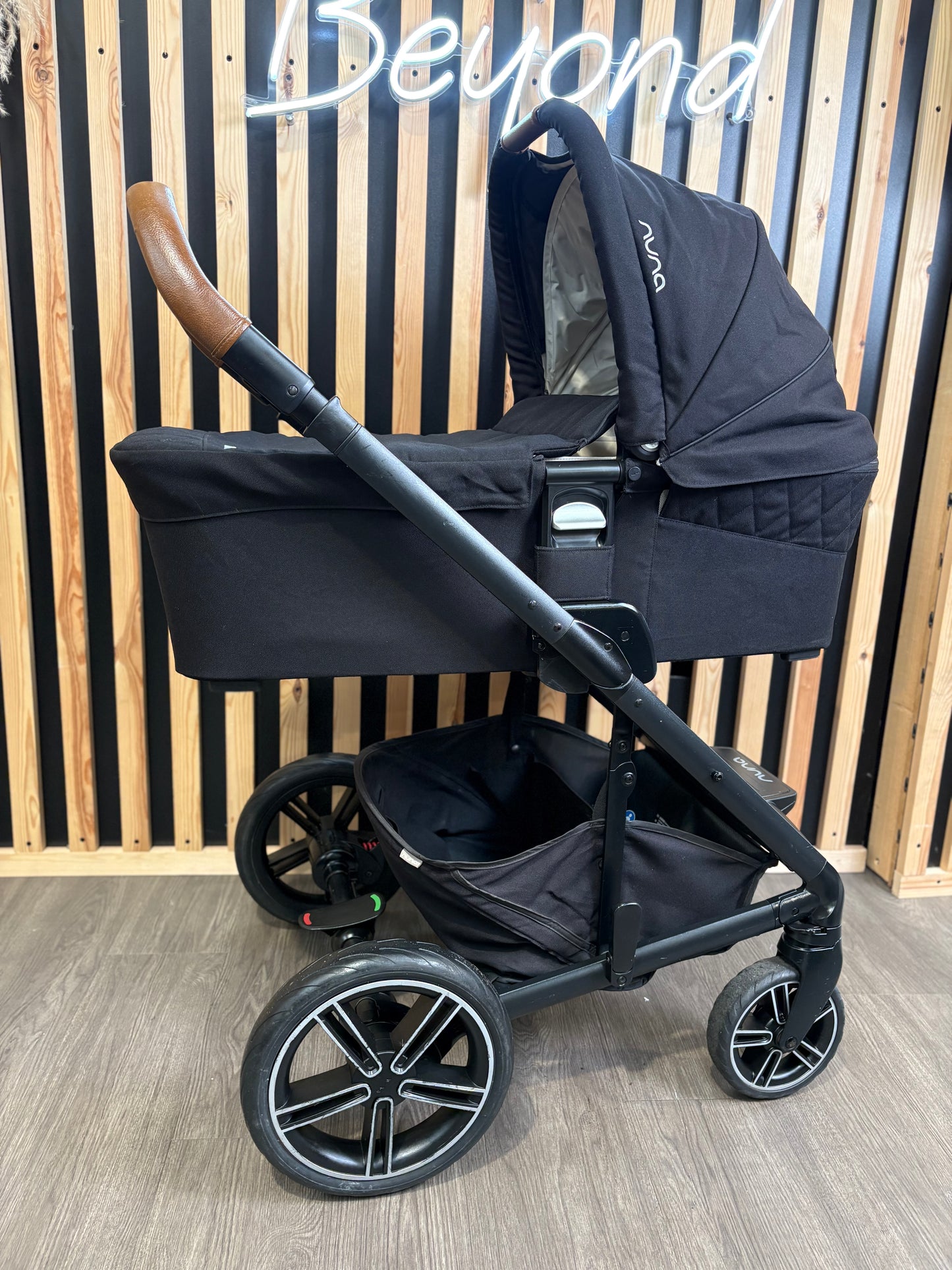 PRE LOVED Nuna Mixx Travel System - Caviar