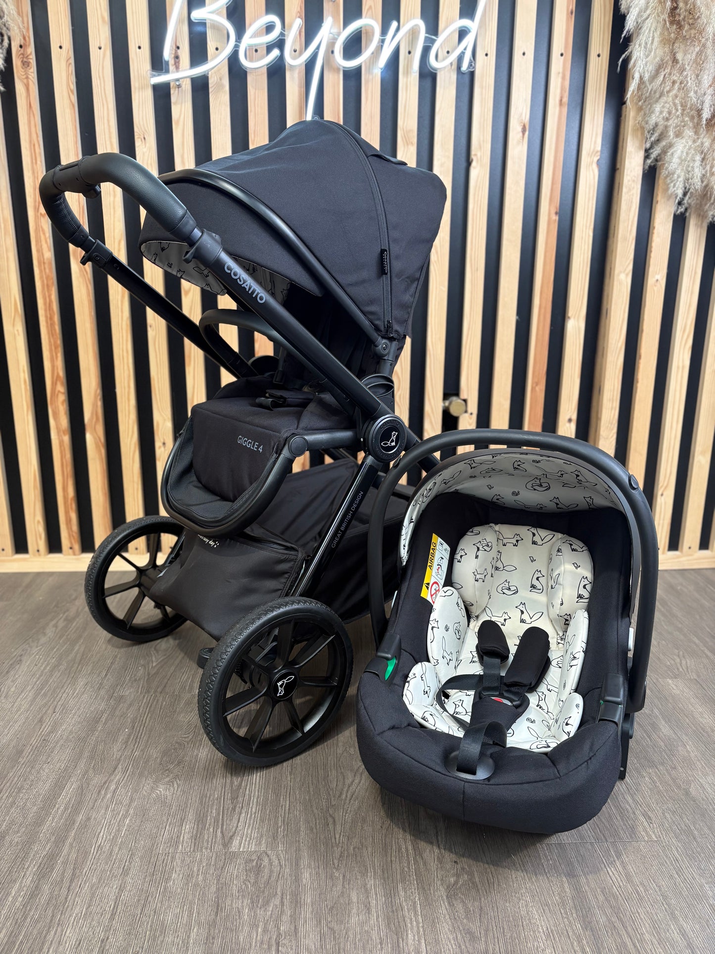 PRE LOVED Cosatto Giggle 4 Parent-and-World Facing Pushchair + Car Seat - Foxed