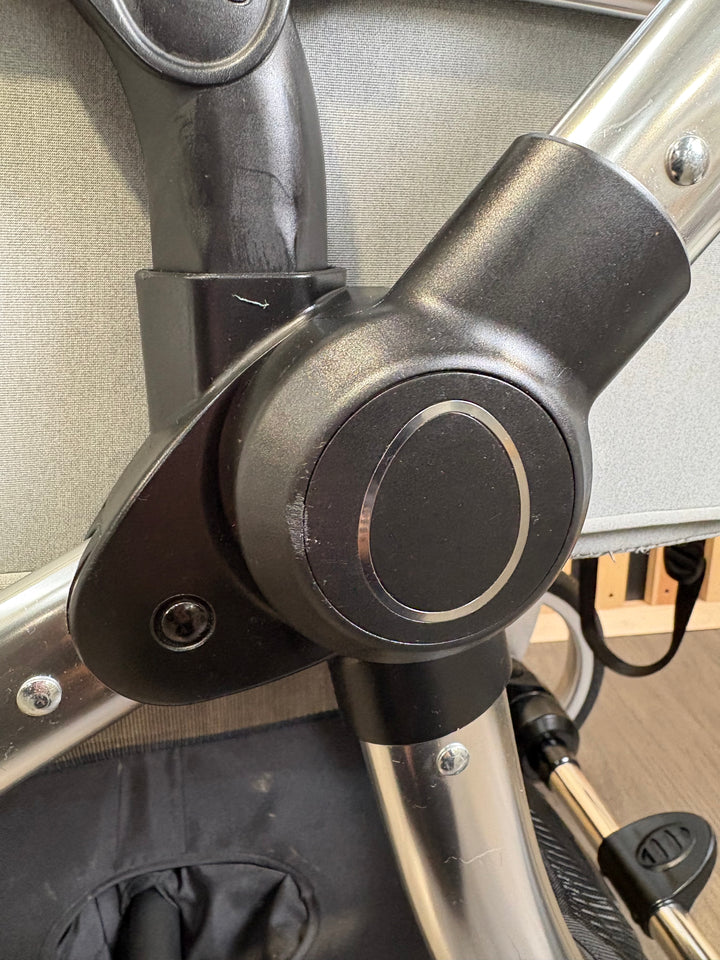 PRE LOVED egg2 Travel System - Monument Grey