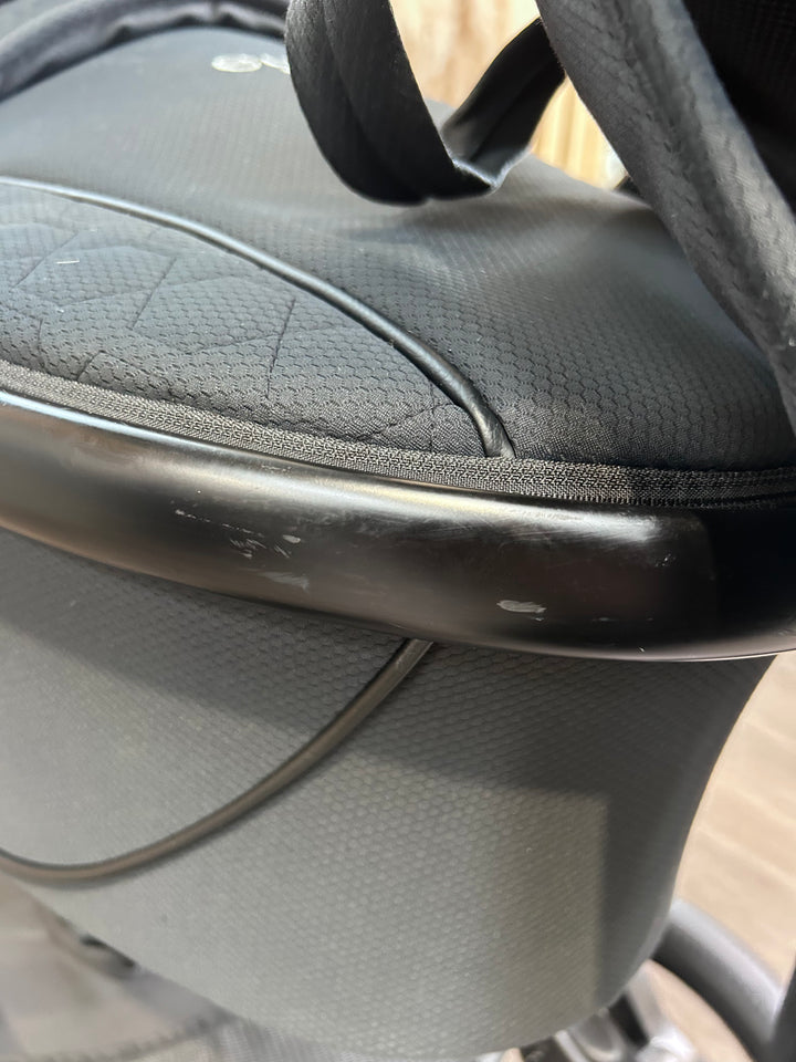 PRE LOVED egg2 Travel System - Just Black