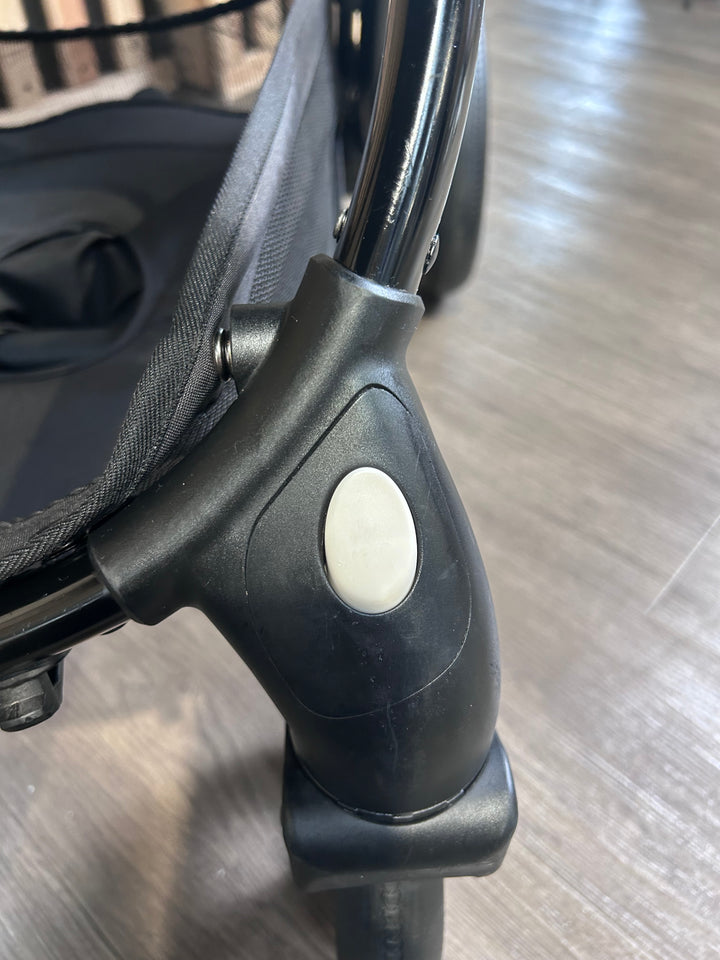 PRE LOVED egg2 Travel System - Just Black
