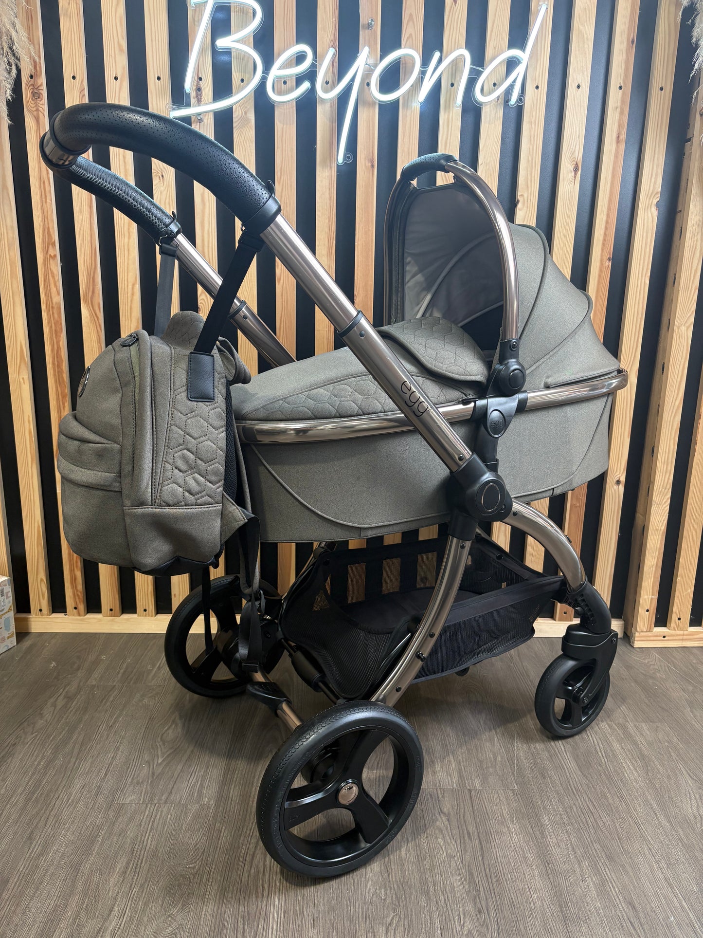 PRE LOVED egg2 Travel System - Hunter Green