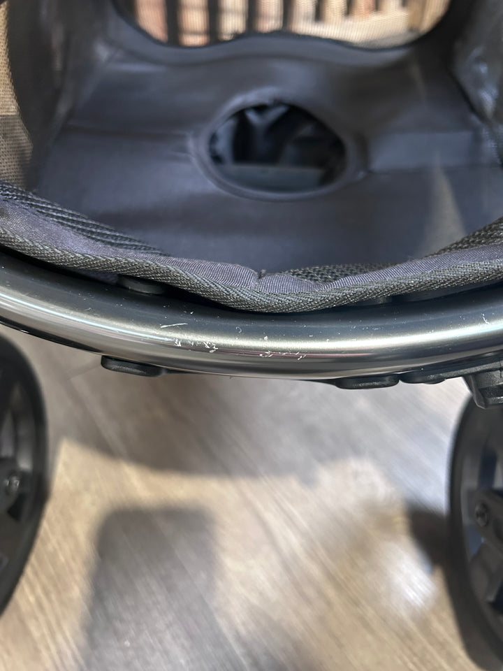 PRE LOVED egg2 Travel System - Olive