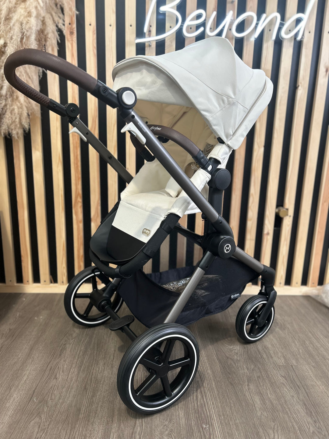 PRE LOVED Cybex Eos Lux Travel System - Seashell Beige