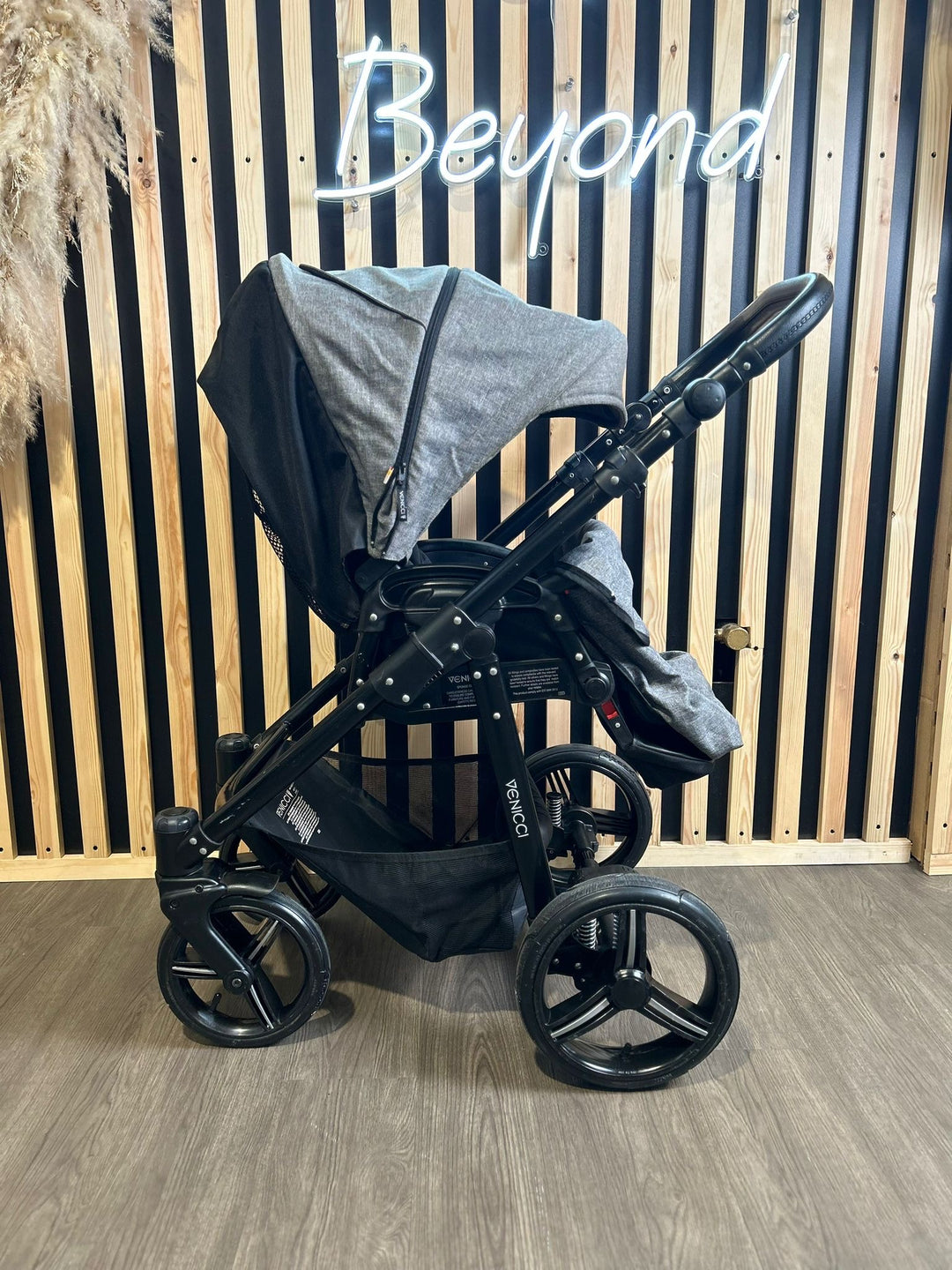 PRE LOVED Venicci Soft Carrycot + Pushchair - Grey