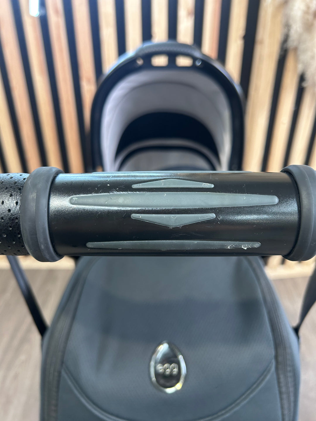 PRE LOVED egg2 Travel System - Just Black