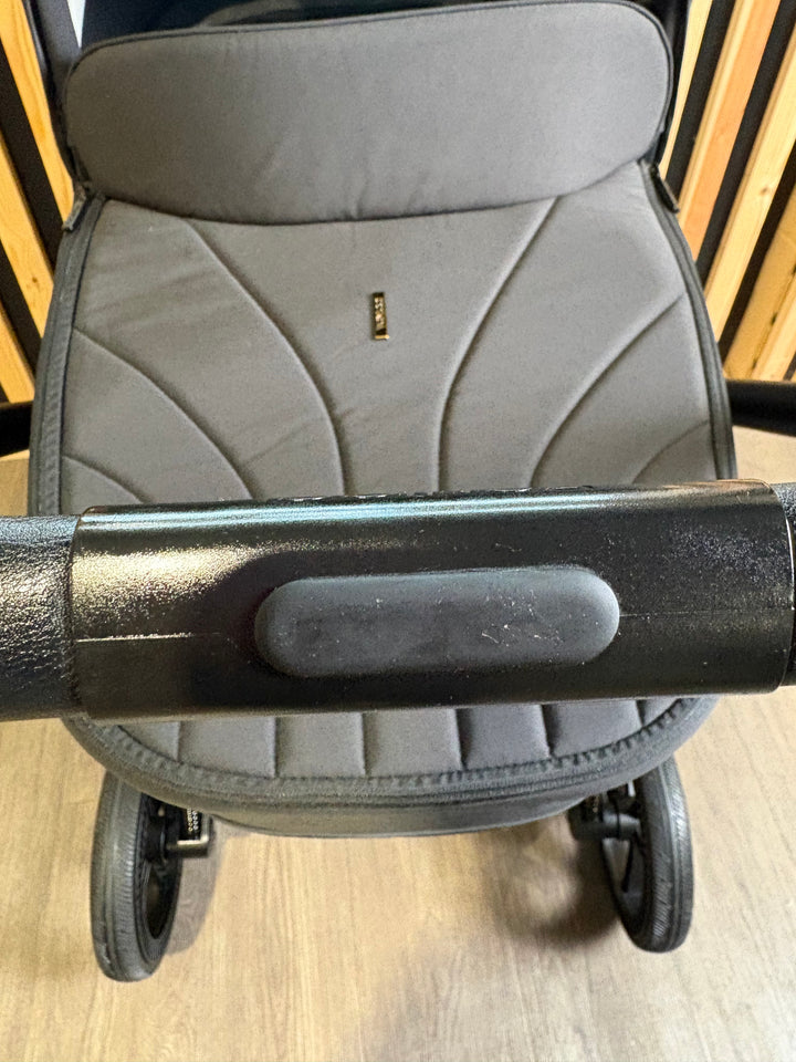 PRE LOVED Venicci Claro 4in1 Travel System Inc Isofix Base - Noir