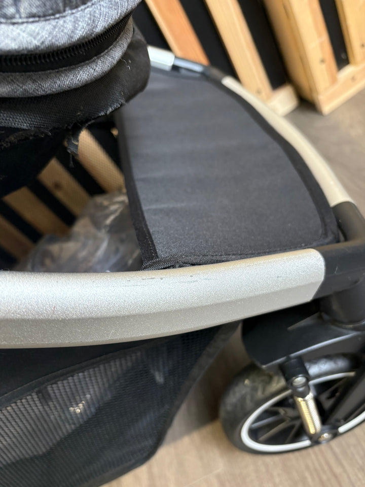 PRE LOVED Cuggl Parent and World-Facing Pushchair - Grey