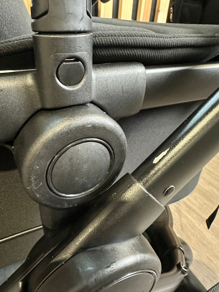 PRE LOVED iCandy Peach 7 Travel System - Jet/Black