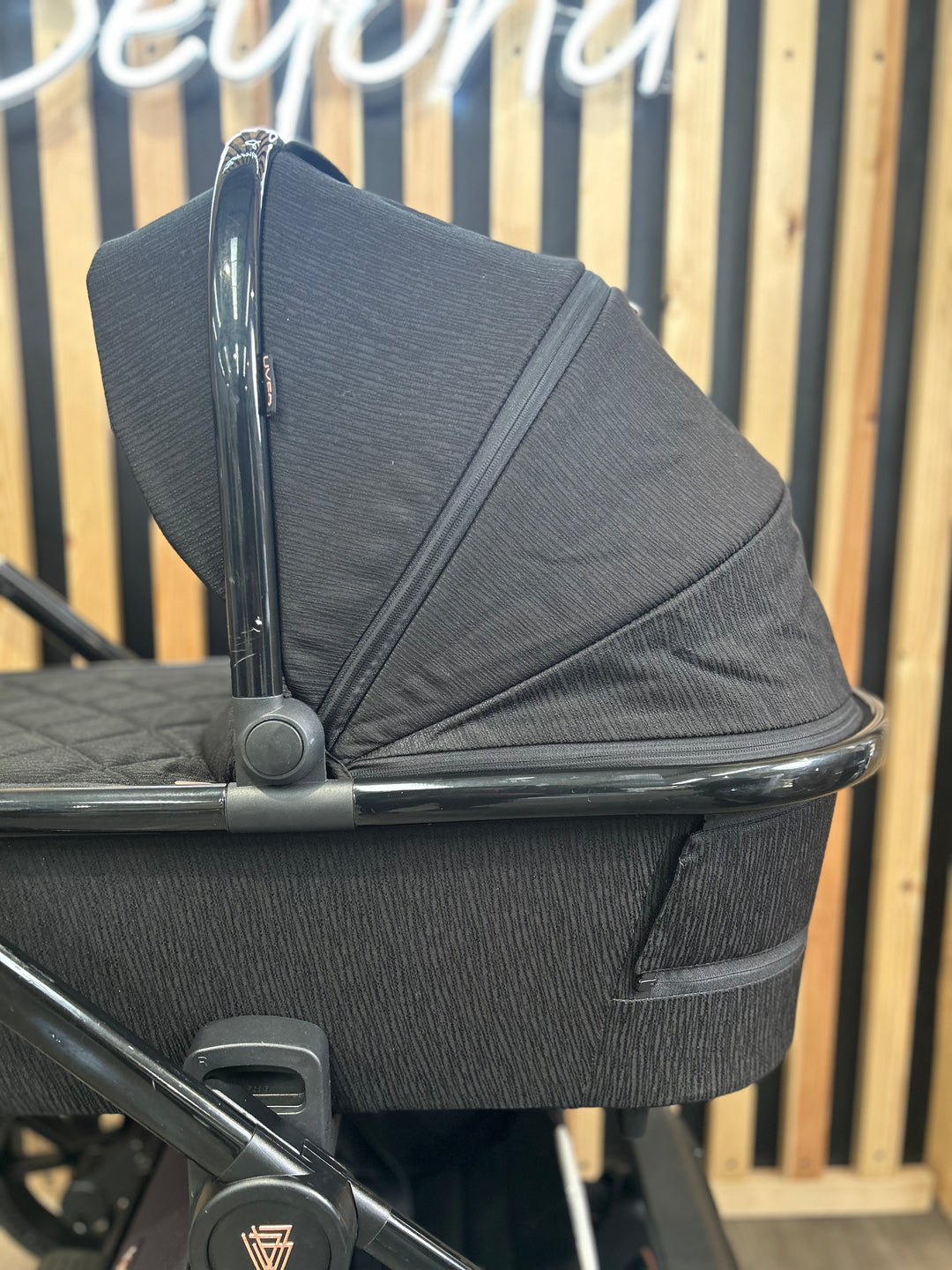 PRE LOVED Venicci Tinum 2.0 2-in-1 Travel System - SE Stylish Black