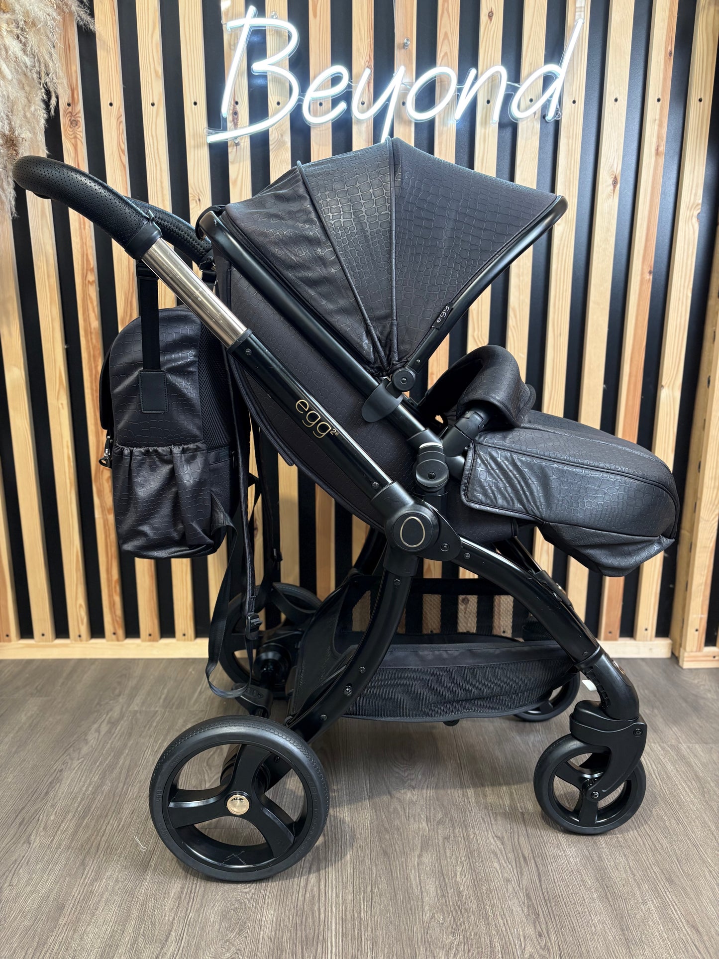 PRE LOVED egg2 Travel System - Jurassic Gold