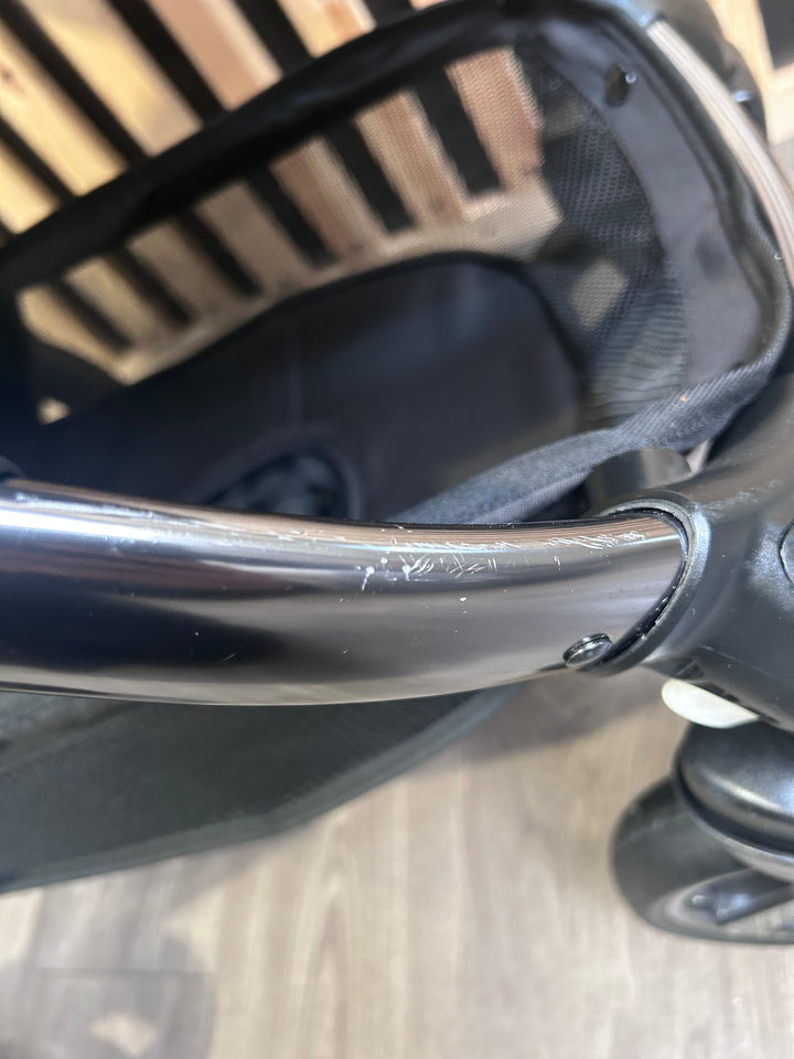 PRE LOVED egg2 Travel System - Jurassic Grey