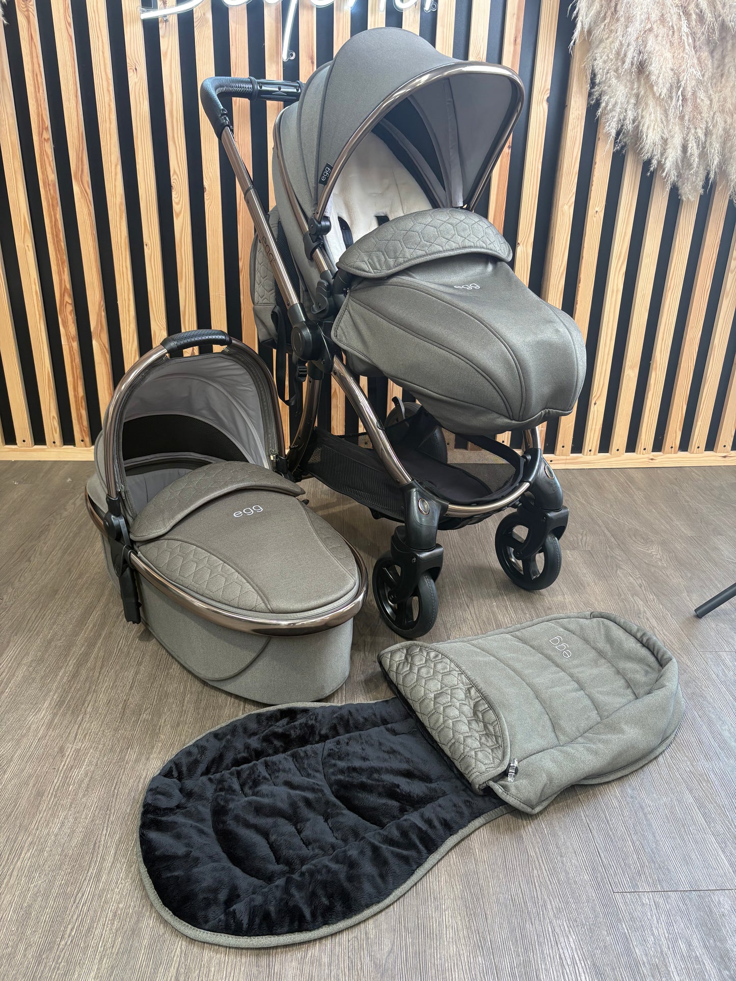 PRE LOVED egg2 Travel System - Hunter Green