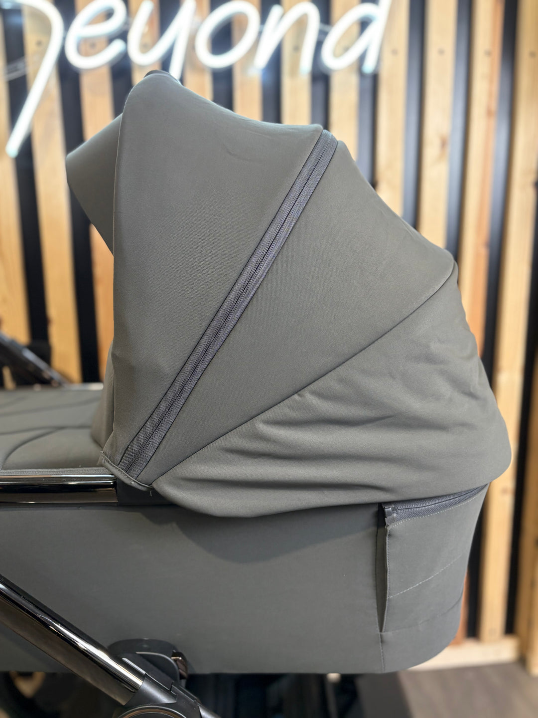 EX DISPLAY Venicci Tinum Upline 2-in-1 Travel System - SE Lava