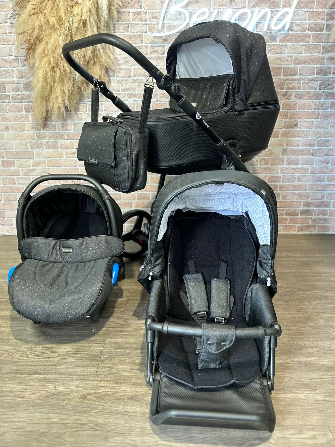 EX DISPLAY Mee-go Santino Galaxy Black 3in1 Travel System