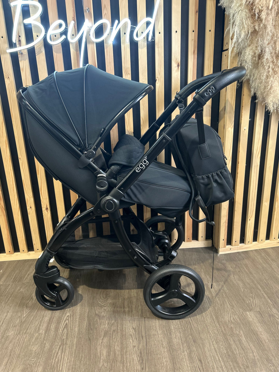 PRE LOVED egg2 Travel System - Just Black