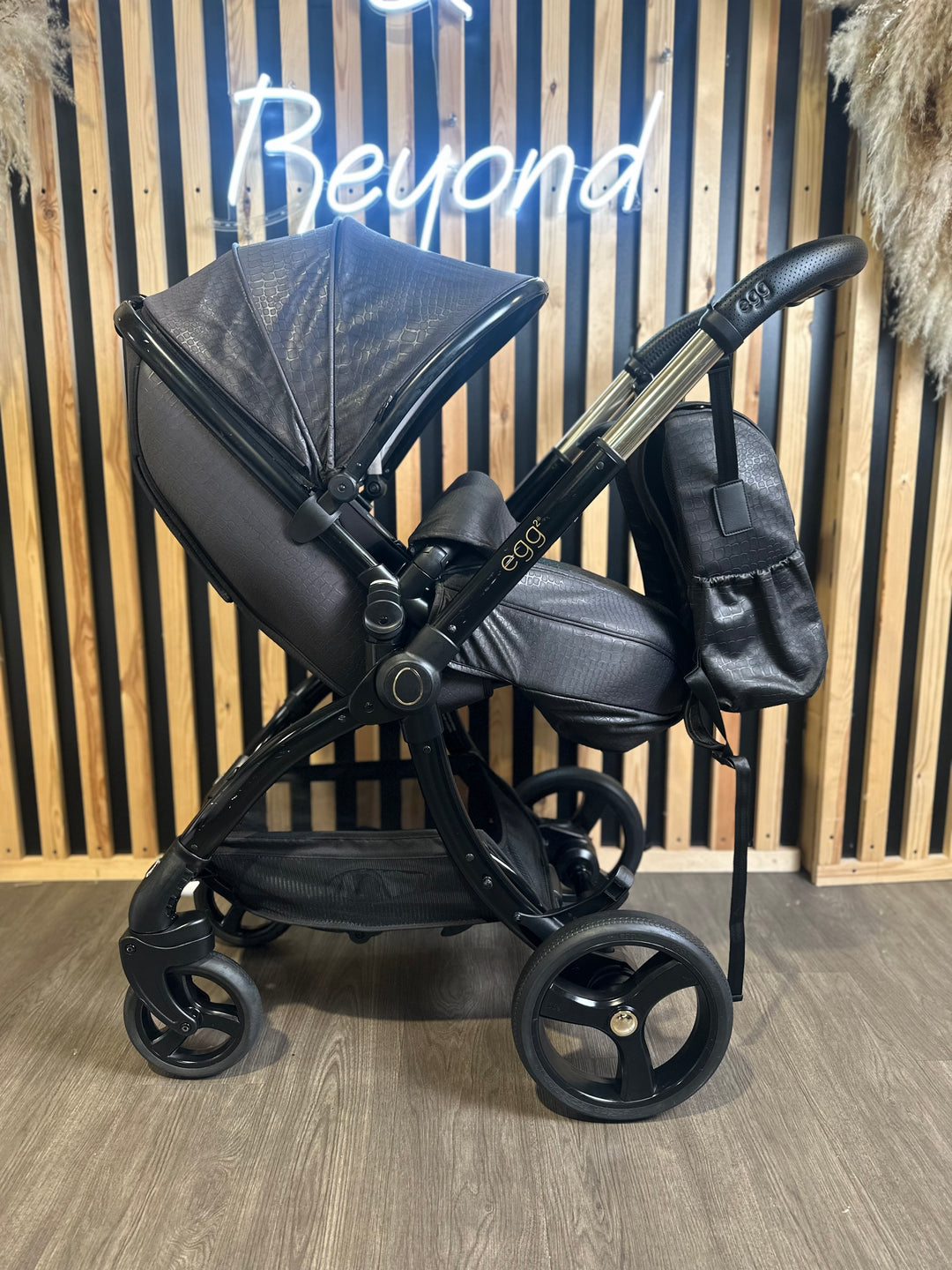 PRE LOVED egg2 Travel System - Jurassic Gold
