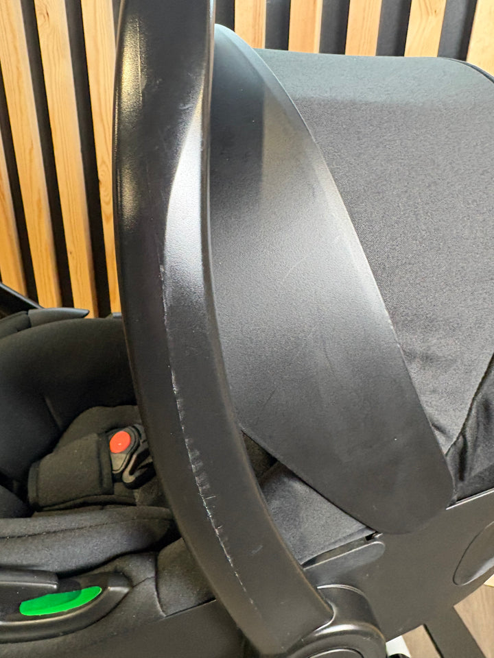 PRE LOVED Venicci Claro 4in1 Travel System Inc Isofix Base - Noir