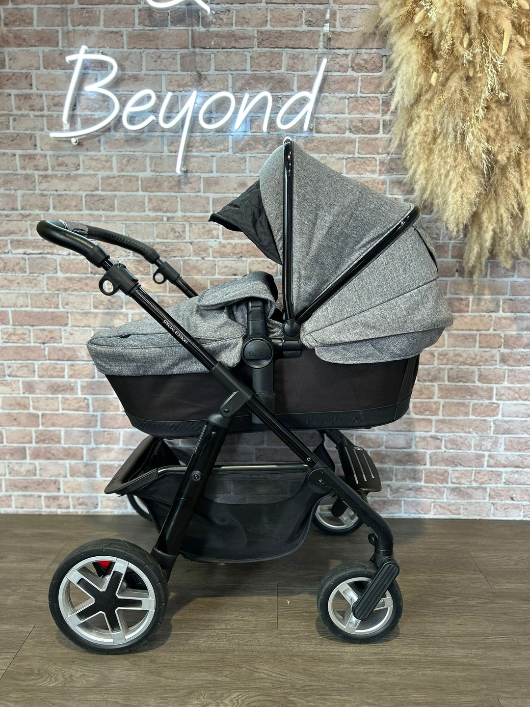 PRE LOVED Silver Cross Pioneer Travel System - Monomarque