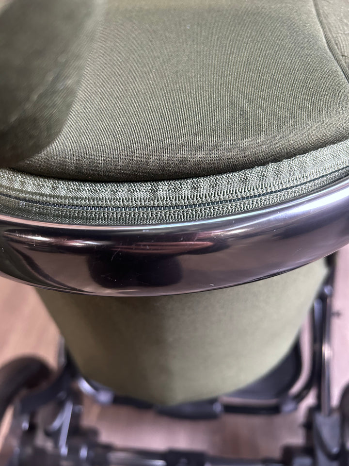 PRE LOVED egg2 Travel System - Olive