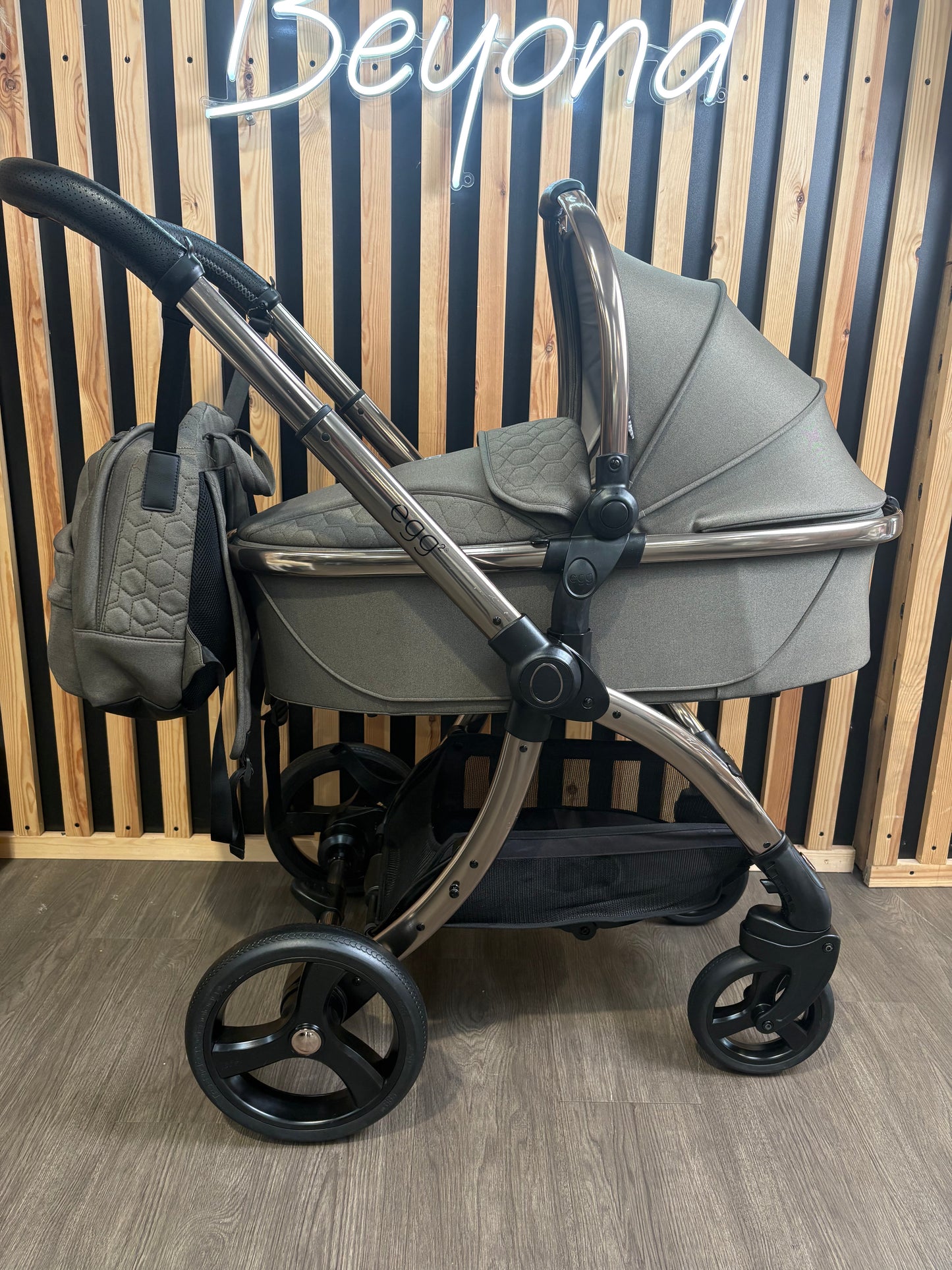 PRE LOVED egg2 Travel System - Hunter Green