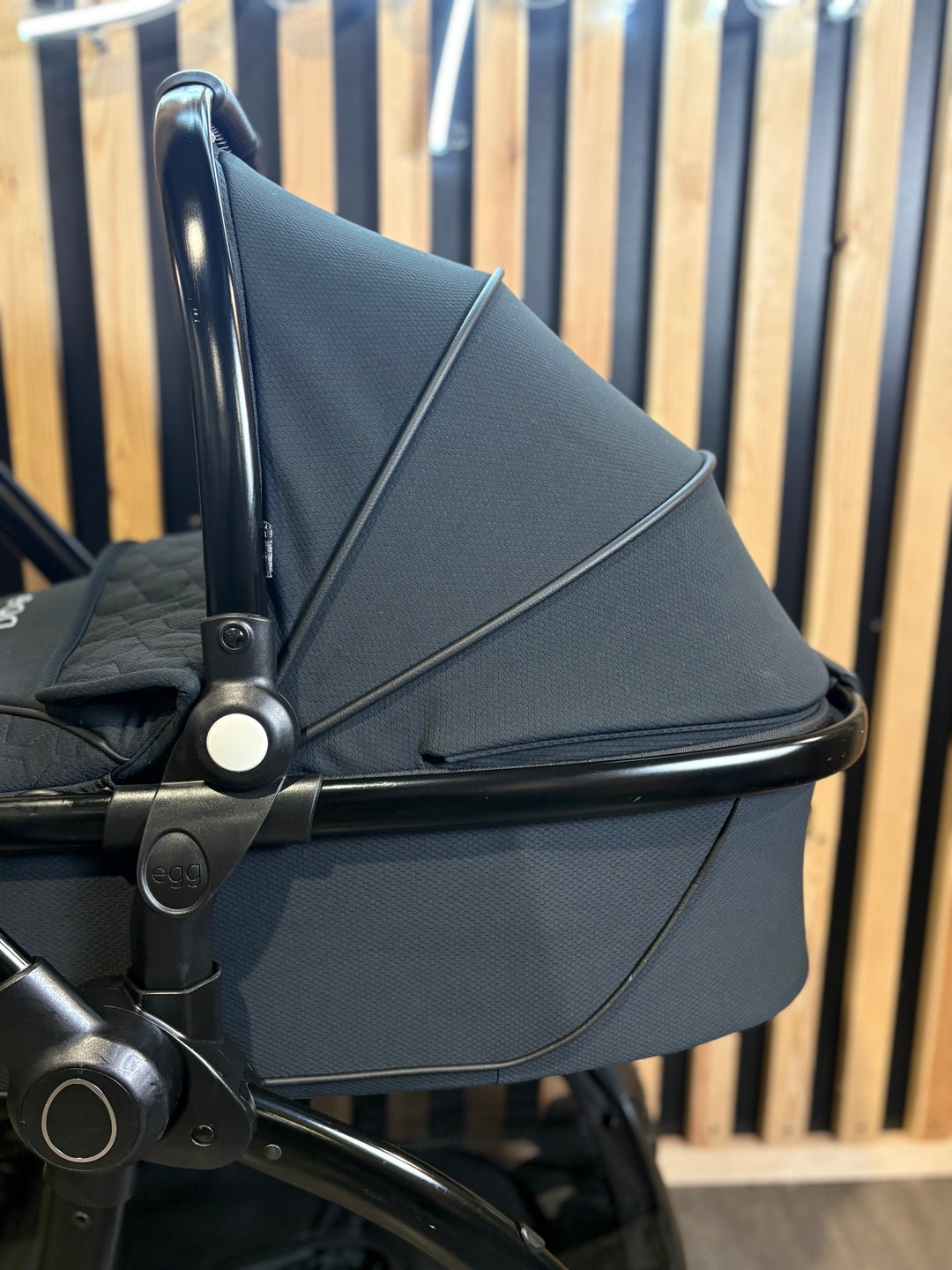 PRE LOVED egg2 Travel System - Just Black