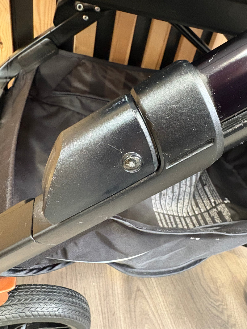 PRE LOVED Inglesina Aptica XT Travel System - Tiaga Green