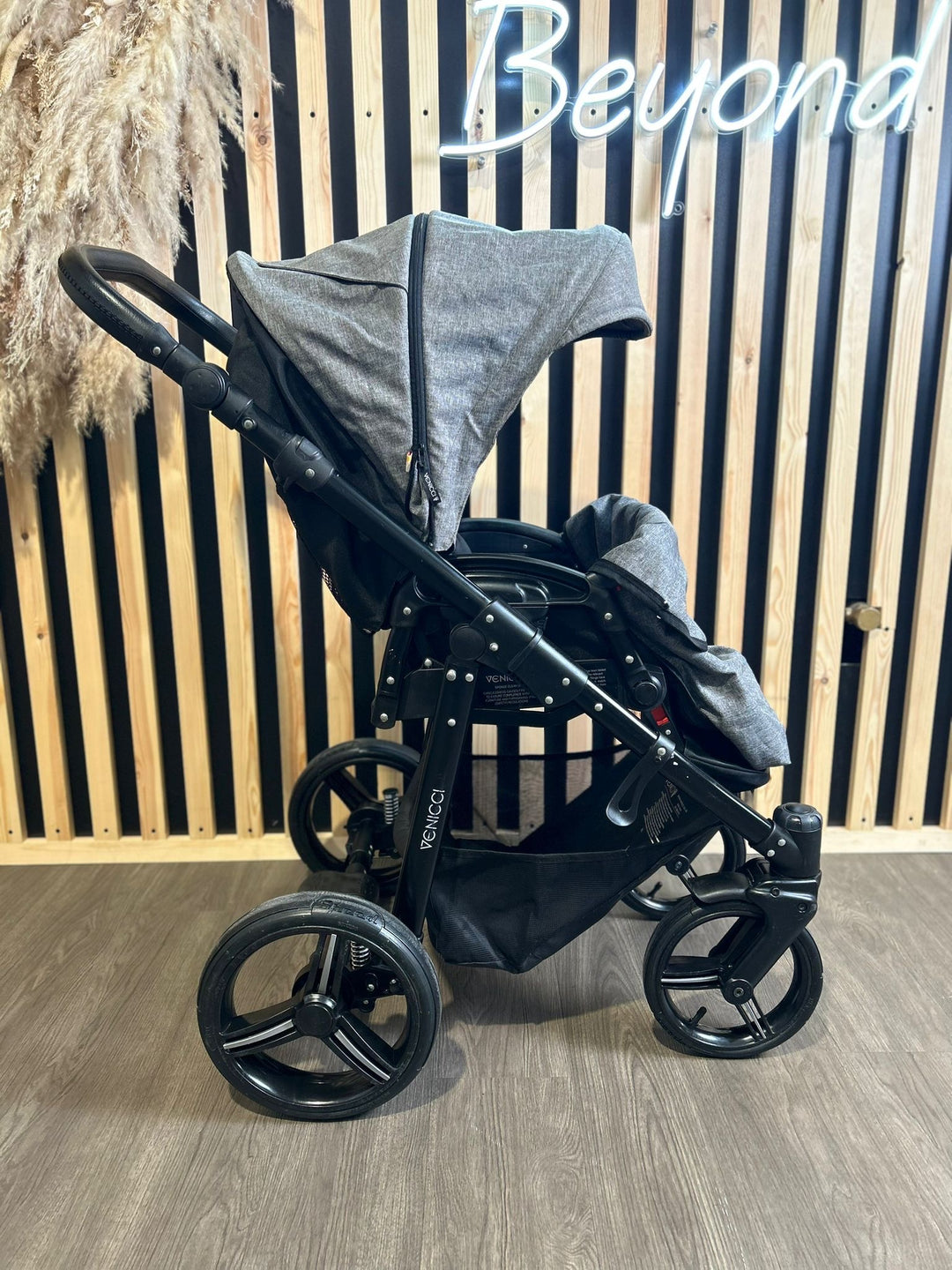 PRE LOVED Venicci Soft Carrycot + Pushchair - Grey