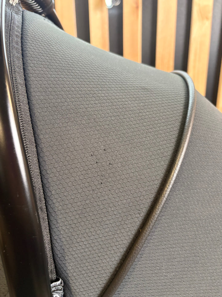 PRE LOVED egg2 Travel System - Just Black