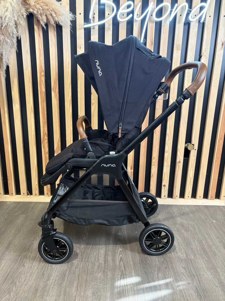 PRE LOVED Nuna Triv & LYTL Carrycot - Caviar