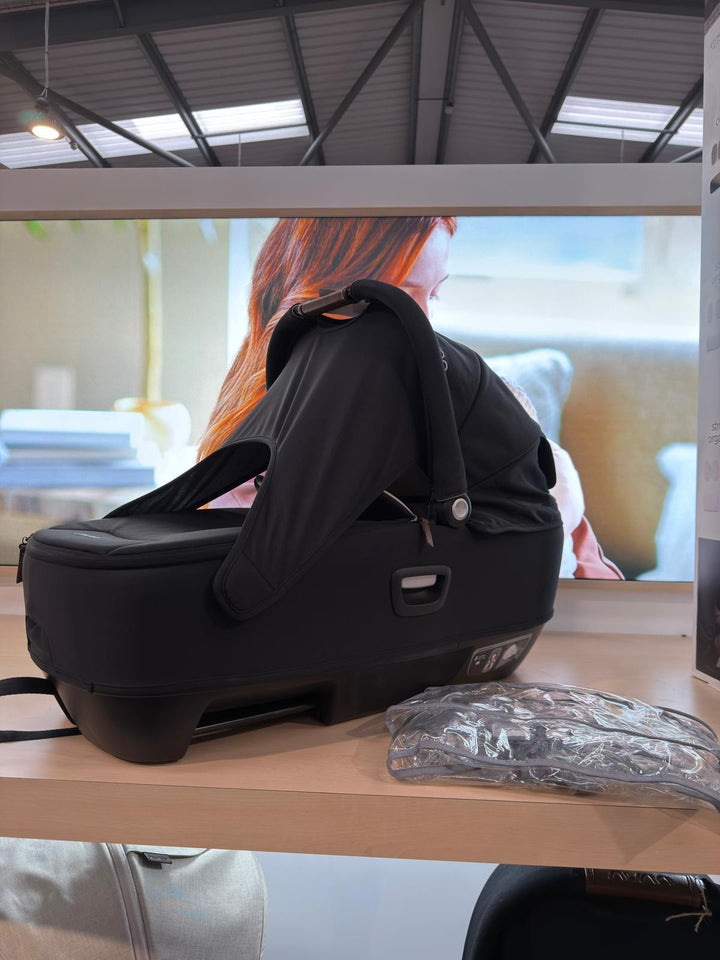 EX DISPLAY Nuna CARI Next Carrycot Car Seat - Caviar