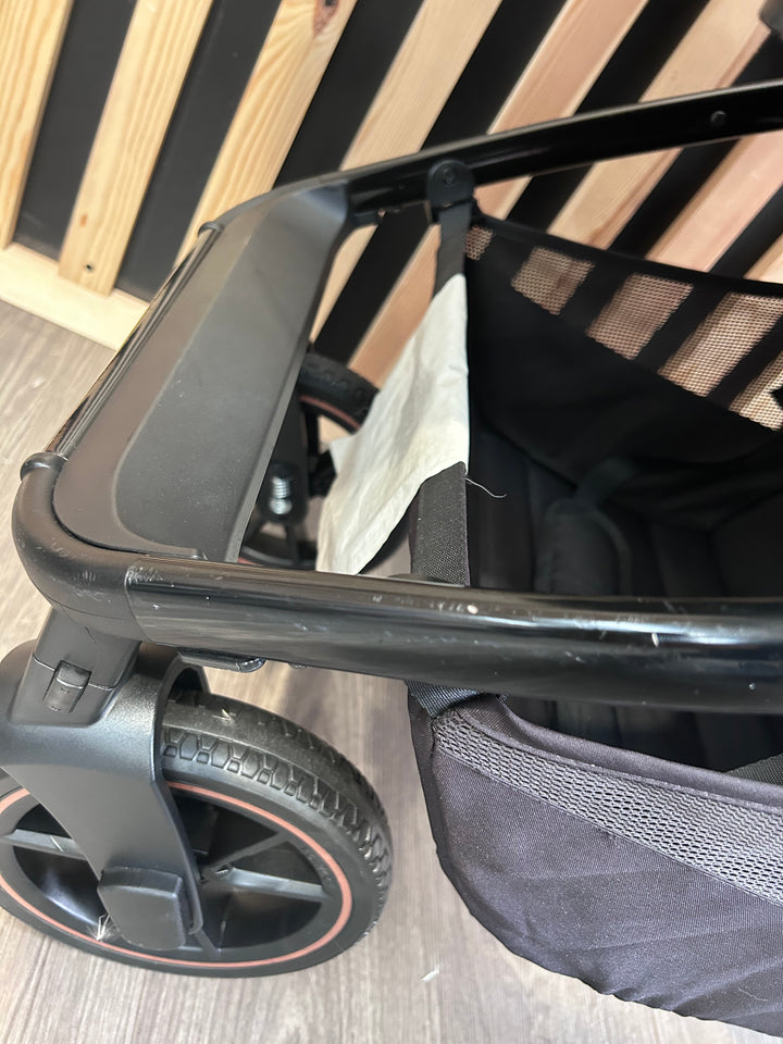 PRE LOVED Venicci Tinum 2.0 2-in-1 Travel System - SE Stylish Black