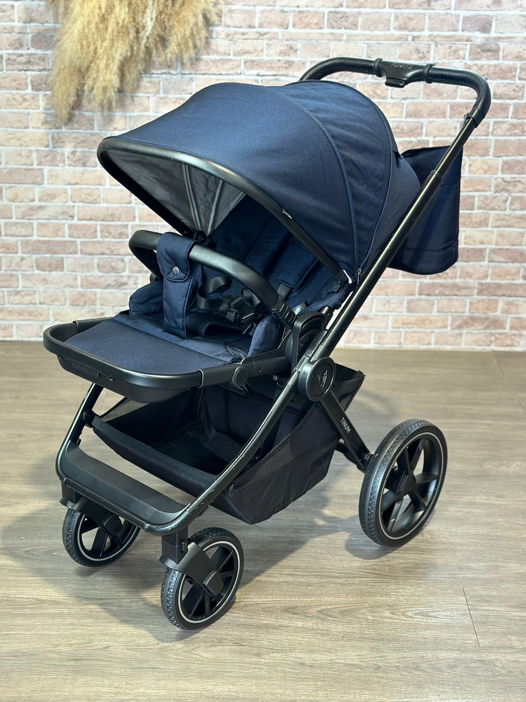 PRE LOVED Venicci Tinum 2.0 Travel System Including Brand New Venicci Engo I Size Car Seat & Isofix Base - Sapphire