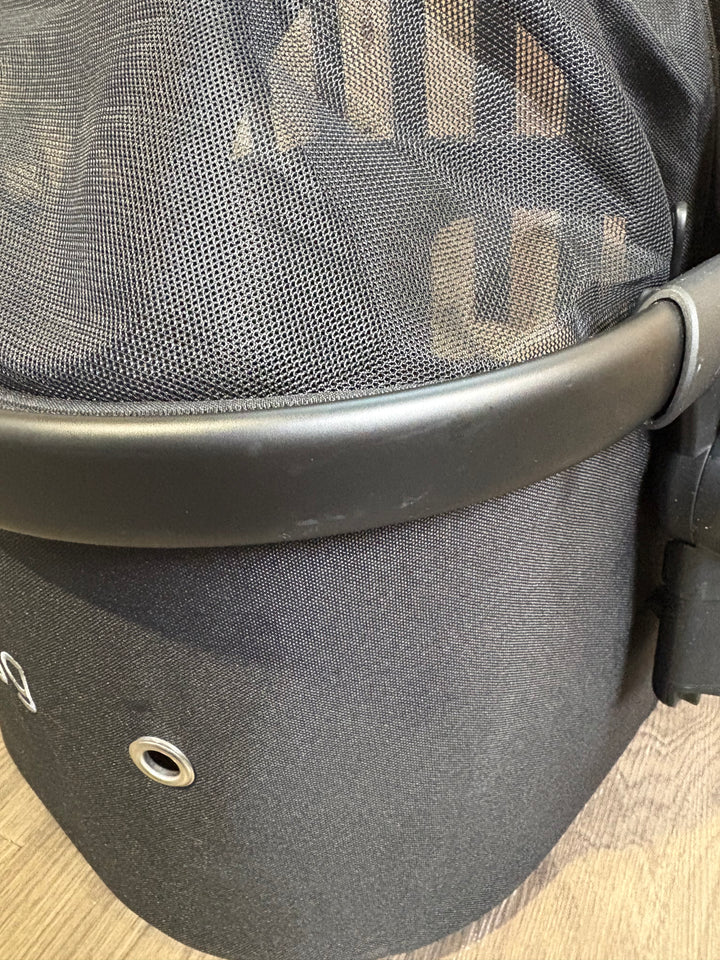 PRE LOVED egg Pet Basket