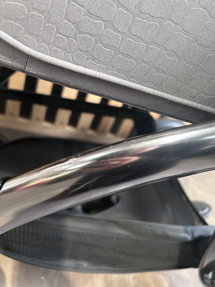 PRE LOVED egg2 Travel System - Jurassic Grey