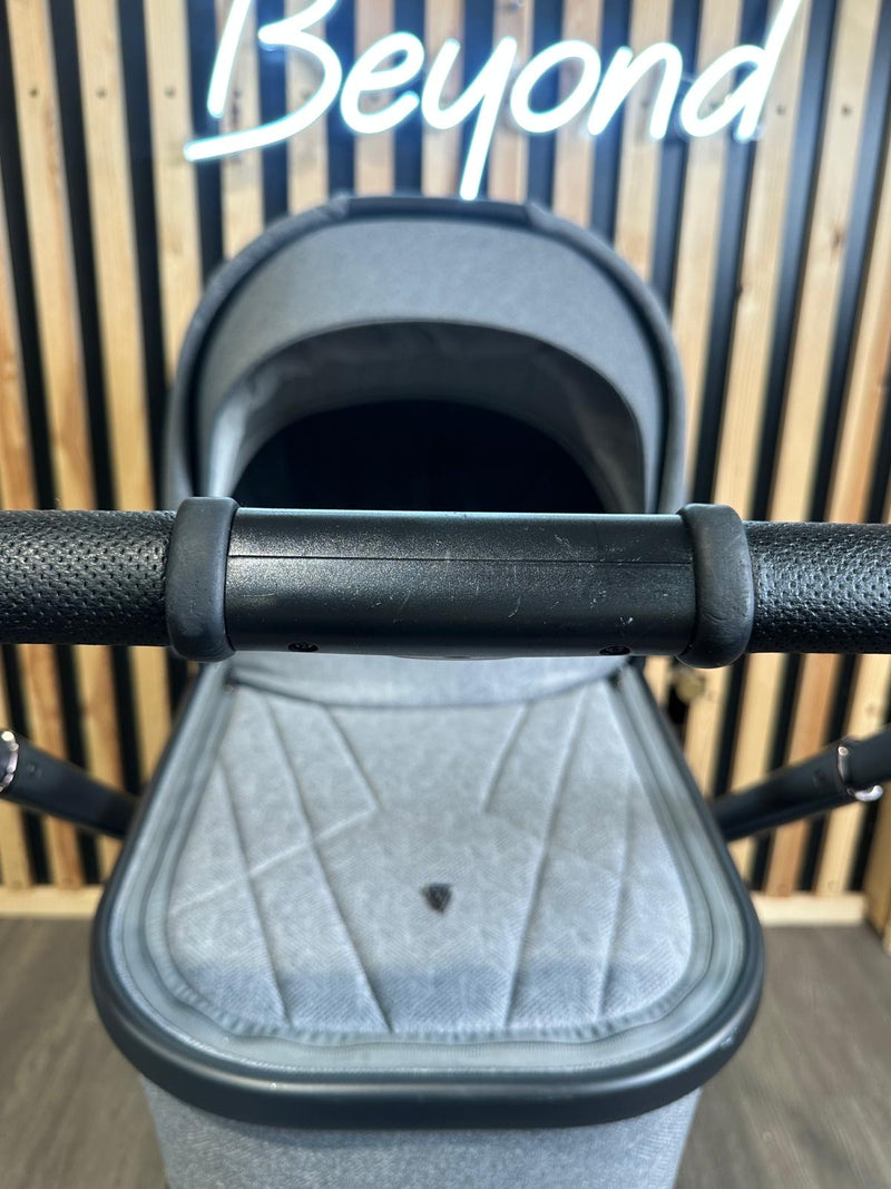 PRE LOVED Venicci Tinum Upline 2in1 Travel System - Classic Grey