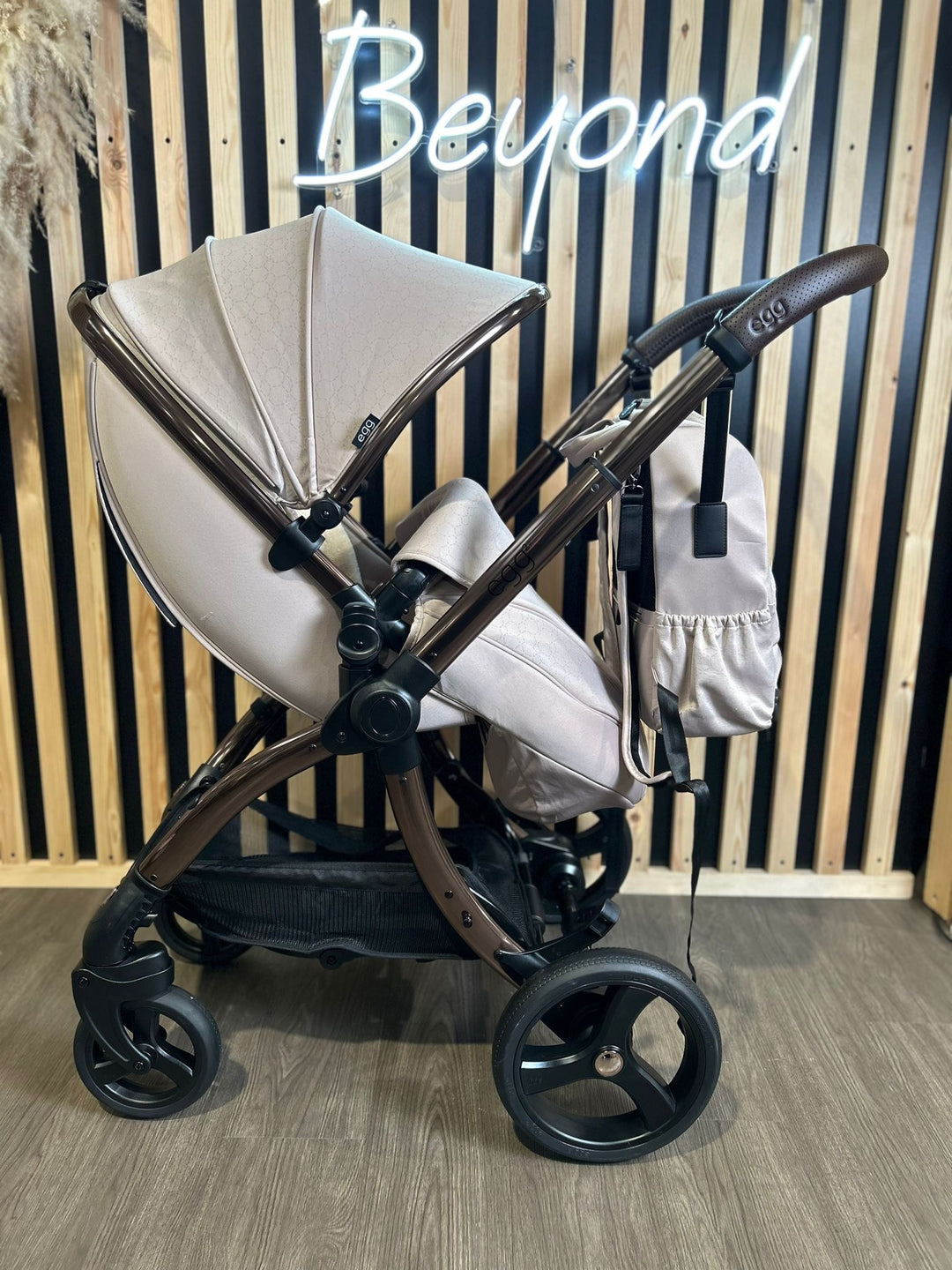 PRE LOVED Egg 2 Luxury Pushchair and Shell i-Size Car Seat Special Edition Bundle - Feather Geo