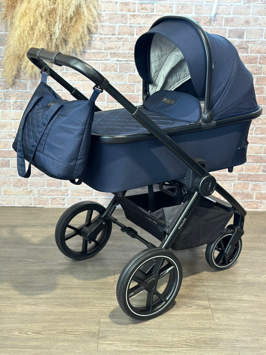 PRE LOVED Venicci Tinum 2.0 Travel System Including Brand New Venicci Engo I Size Car Seat & Isofix Base - Sapphire